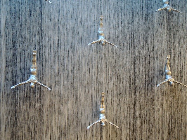 מפלי מים בקניון דובאי